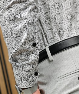 Бяла риза на черни малки елементи с дълъг ръкав