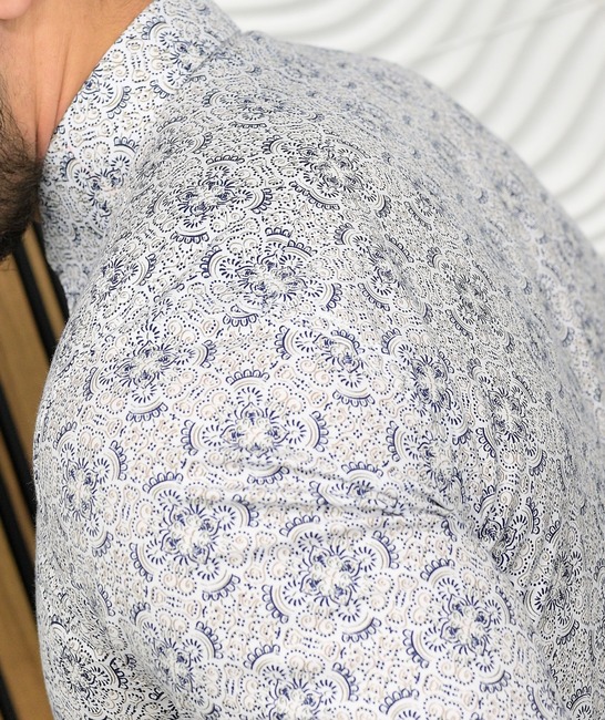 Стилна бяла риза на елементи в синьо и бежово