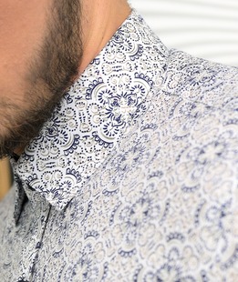 Стилна бяла риза на елементи в синьо и бежово