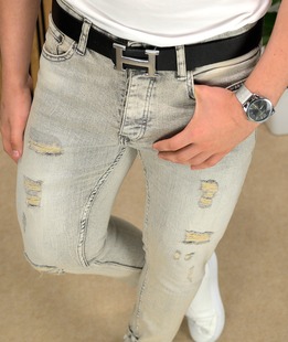 Светло сиви мъжки дънки с кръпки