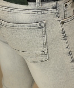 Светло сиви мъжки дънки с кръпки