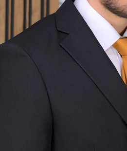 Класически черен костюм с гладка структура от две части