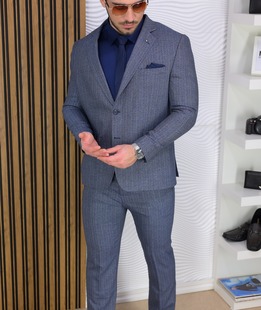 Изискан мъжки син костюм на фино ефектно раие