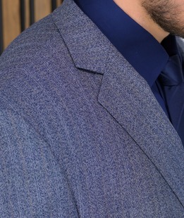 Изискан мъжки син костюм на фино ефектно раие
