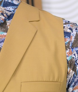 Трендов мъжки елек с гладка структура в цвят горчица