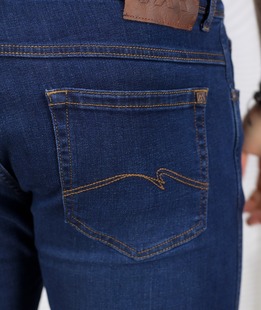 Стилни прави дънки в тъмно синьо с кафяв конец