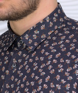 Вталена памучна черна мъжка риза на цветя