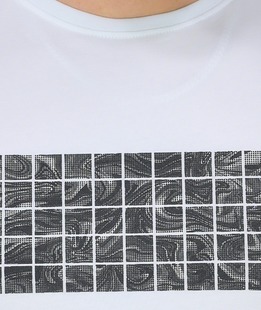 Модерна мъжка тениска в бяло с изтънчена апликация