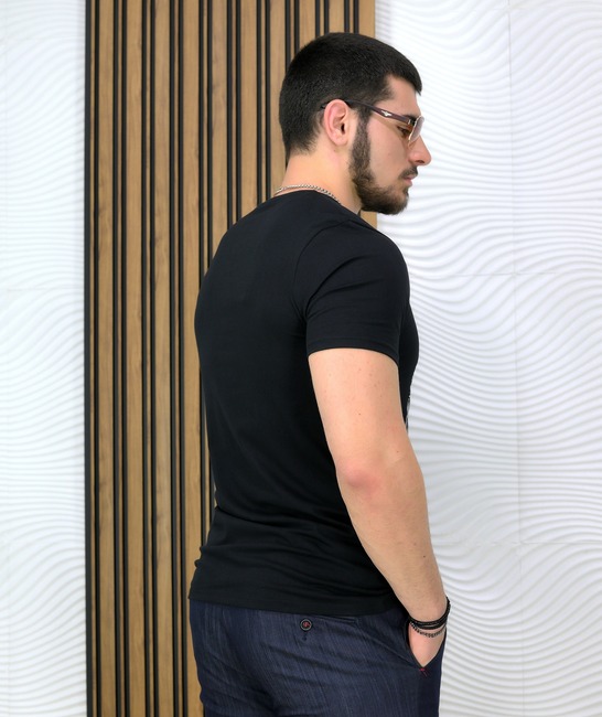 Ефектна мъжка черна тениска с апликацияот листа
