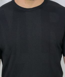 Елегантна черна фланелка с къс ръкав от тънко плетиво