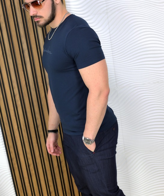 Изтънчена мъжка тениска с къс ръкав в стъмно син цвят