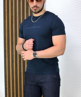 Изтънчена мъжка тениска с къс ръкав в стъмно син цвят