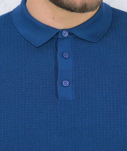 Изтънчена мъжка плетена тениска с яка и копчета в тъмно синьо