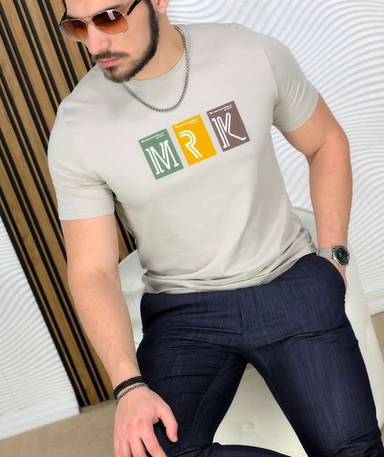 Елегантна мъжка тениска с апликация MRK в бежово