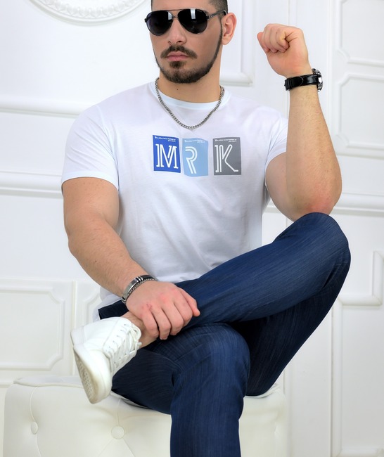 Slim Fit бяла мъжка тениска с надпис MKR