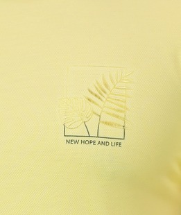 Удобна тениска в жълто с малка апликация мъжка