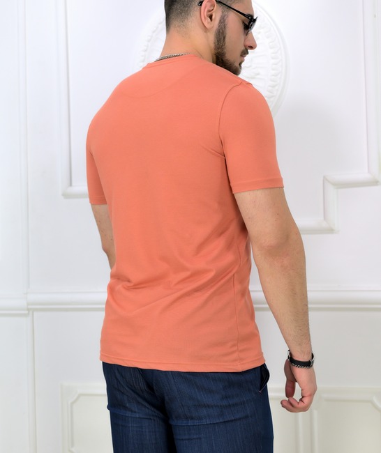 Изтънчена мъжка тениска в модерен цвят сомон