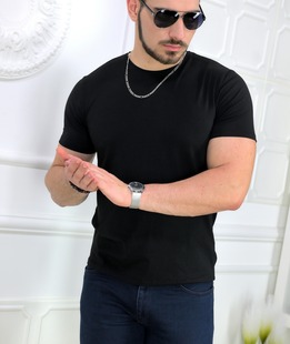 Изчистена черна тениска за под сако