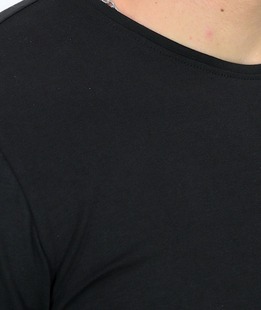 Изчистена черна тениска за под сако